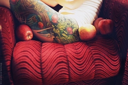 Tattoos & Apples » Design You Trust – Design and Beyond! #photo #tattoo #apple