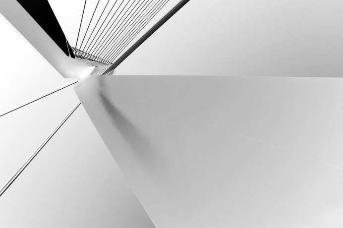 Black and White Minimalism: Street Photography by Theo Peekstok