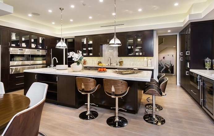 Luxurious Mansion With Striking Entertaining Spaces in Brentwood, California #design #mansion #kitchen #california #luxury