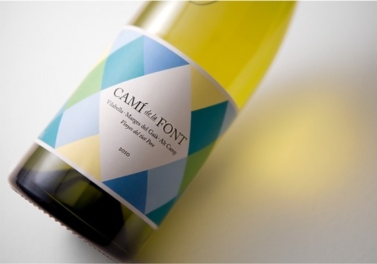 Txell GrÃ cia / CamÃ­ de la Font #font #geometry #bottle #packaging #de #label #wine #gracia #la #cami #txell #typography