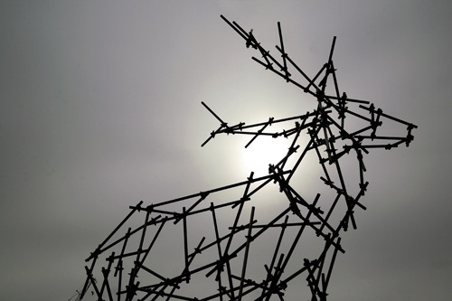 2473629942_f9c38bbcf6.jpg 500×333 pixels #long #sculpture #scaffolding #ben