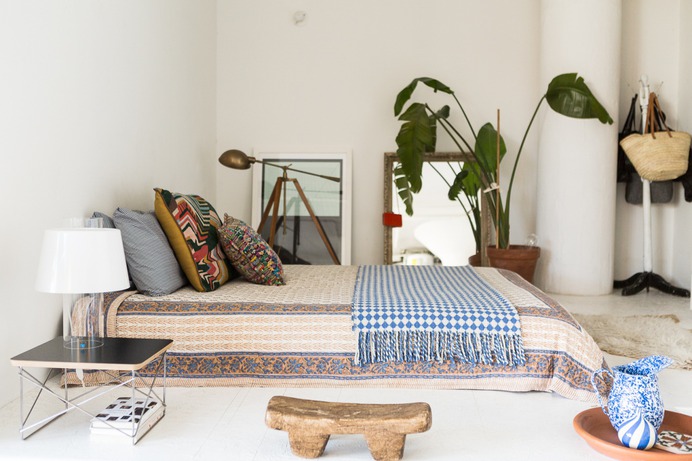 Really Great Ideas for White Walls Apartment Decorating
