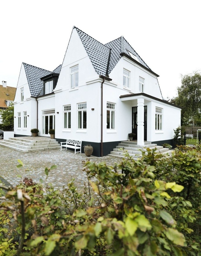 The Modern Transformation of a Historic Mansion in Ã…rhus, Denmark
