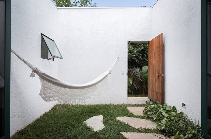 Small courtyard with hammock. Casa da Mangueira by Alan Chu. #patio #courtyard #hammock #patio #courtyard #hammock