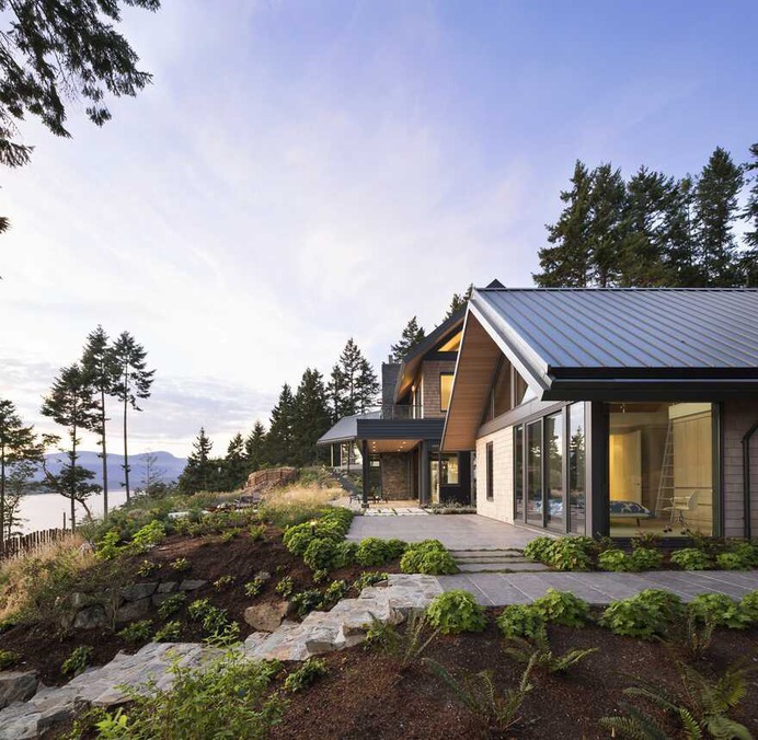 Collingwood Residence on Bowen Island's West Coast / Frits de Vries Architects