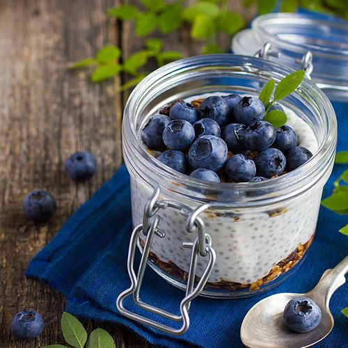 Pudding z chia z jagodami Jeśli chcesz zrobić deser, którym zaskoczysz gości, a przy tym możesz go przygotować wcześniej i trzymać w lodówce to koniecznie sprawdź nasz przepis!