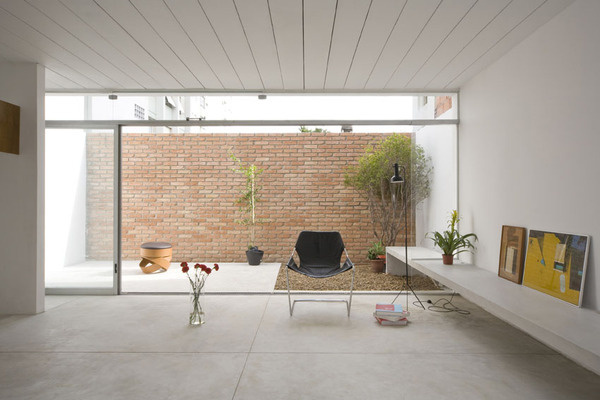Cube house / AR Arquitetos #courtyards #void #solid #architecture #houses