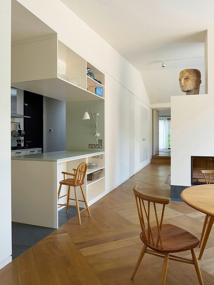 Horizontal House Composed of Three Volumes Surrounded by Dense Vegetation 8