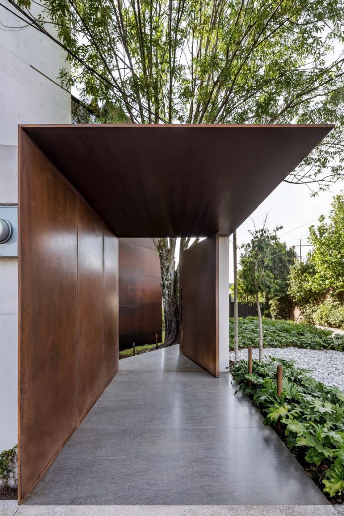Taller Héctor Barroso designs white Mexico City housing for three brothers