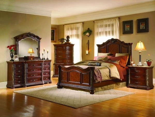 Classic bedroom with small painting #interior #paintings #bedroom #decor #art #painting