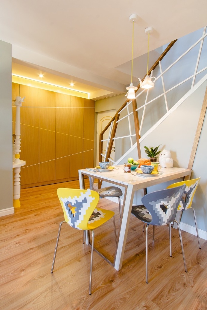 Yellow Apartment – A Bath of Splashy Lights by Hamid Nicola Katrib