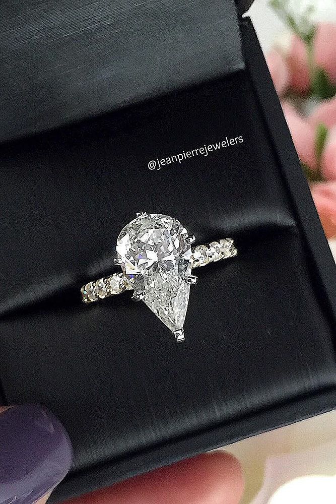It is a favorite style of famous jewelers for engagement rings with a pear-shaped center stone.