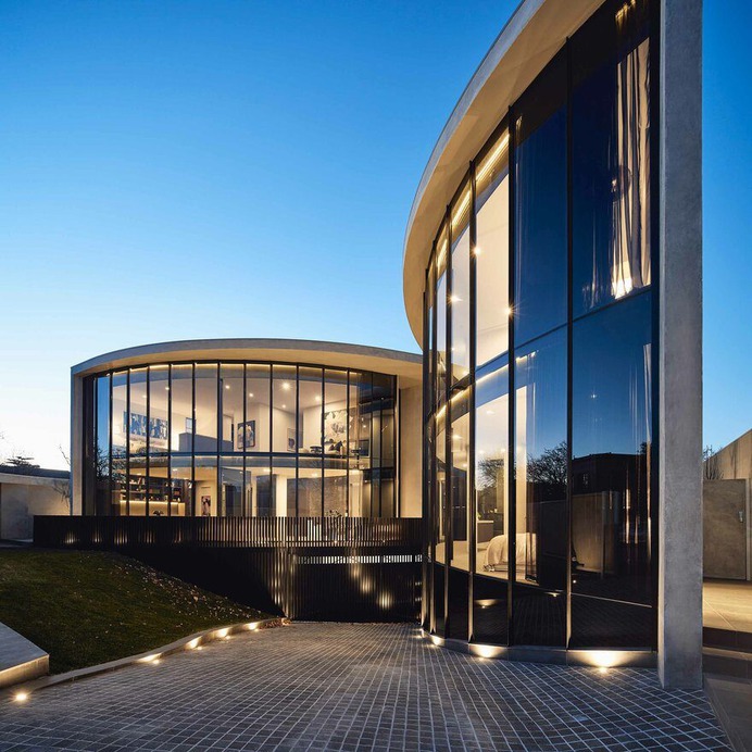 Teringa House in Toorak Featuring a Fluid Concrete Façade with Cascading Tinted Glass