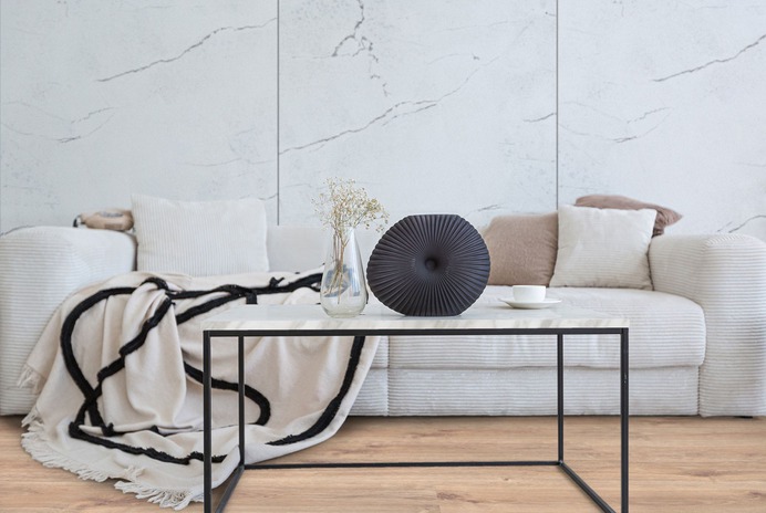 Jasne mieszkanie, które dodaje energii 
Jasne mieszkania czy apartamenty, nie tylko wydają się większe, są eleganckie, ale także w naturalny i delikatny sposób pobudzają nasze zmysły i dodają energii! Wodoodporna ściana imitująca kamień naturalny fantastycznie współgra z przytulnym wnętrzem w neutralnych barwach, a stonowane, minimalistyczne dodatki uzupełniają całość. 
