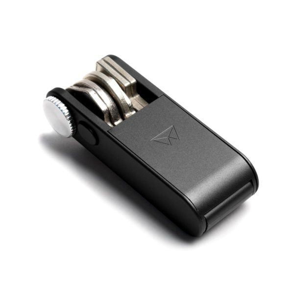 Key Boss The Key Boss is the key case you never knew you needed! It features a smooth and sleek shape that's designed to easily slide into your pocket and stay intact in your purse. It fits up to 7 conventional keys. This protective casing helps you avoid those bothersome pocket or purse lining holes. Designed in the Netherlands.