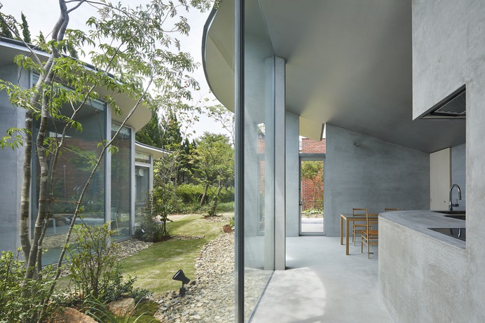 House in Okuike by Tomohiro Hata Architect & Associates