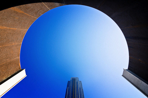 Фотограф Jared Lim #sky #skyscraper #building #symmetry #blue