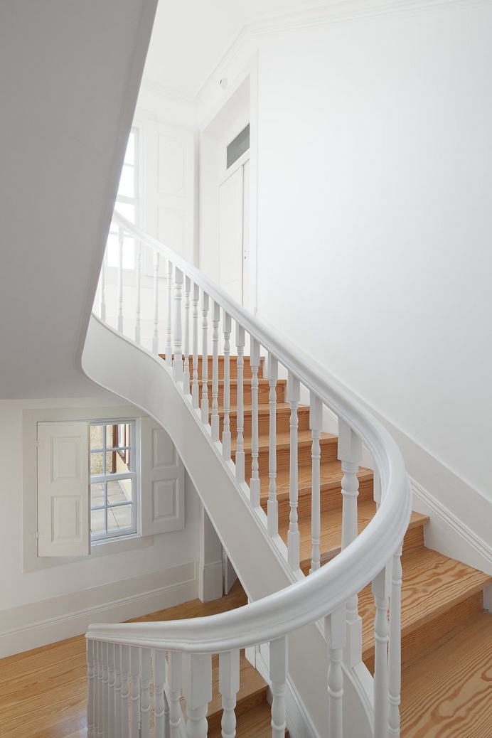 Two Houses in Largo do Trovador by Pitagoras Group. #pitagorasgroup #minimalism #stairwell