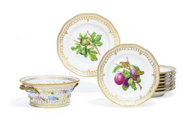 A fruit basket and 10 plates of #Sets #Teasets #Porcelainsets #Antiqueplates #Plates #Wallplates #Figures #Porcelainfigurines #porcelain