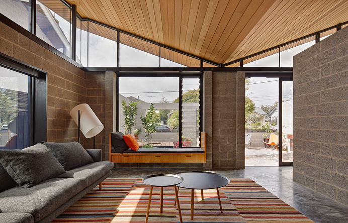 This One-Storey House 'Creates' an Outdoor Room in its Front Yard