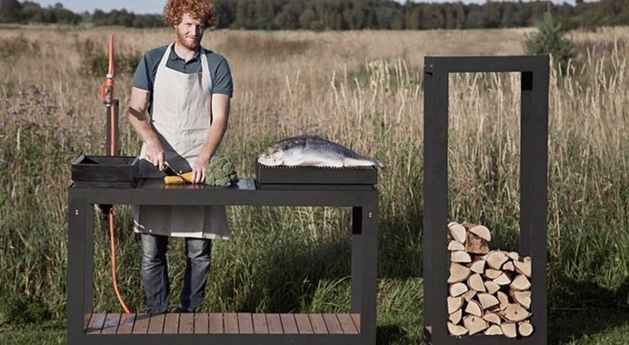 Don't keep the cook cooped up indoors! The ULAELU Outdoor Kitchen brings the kitchen sink to your patio. Its modular design makes it customi #outdoor #product #design #industrial