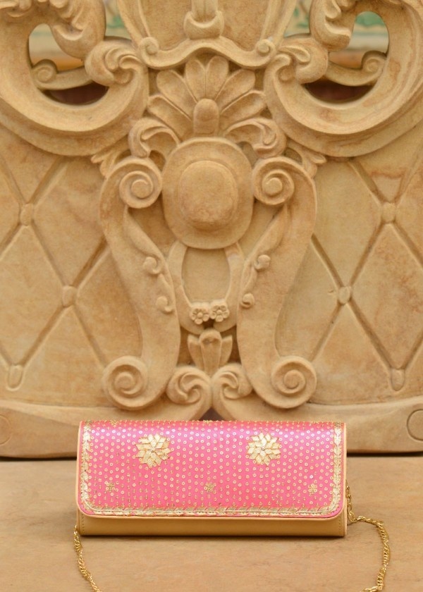 Vasansi Jaipur is an online designer store that is essentially well-suited in obliging the masses as it has a lovely combination of Indian s