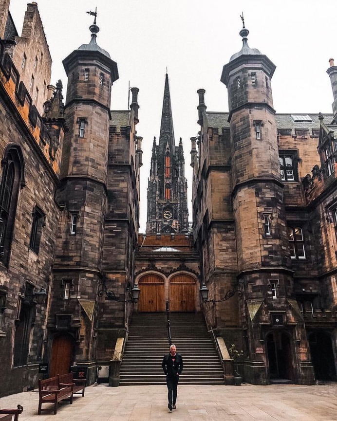 Spectacular Street Photos in Edinburgh by Ian G Black
