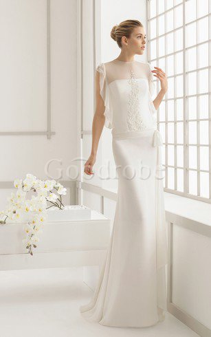 Robe de mariée attirent au niveau de cou pendant a plage avec nœud