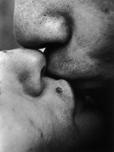 Et sur les visages affleurent tempêtes, bonaces, courants et le saut des poissons qui rêvent de voler* « LE CLOWN LYRIQUE #close #lips #photography #up #embrace #love #sex #mouth #kiss