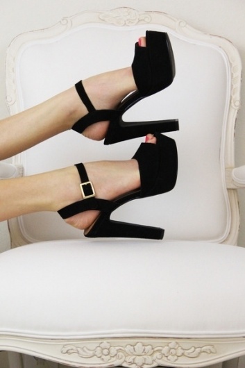 Sara Lindholm #shoes #white #black #and #fashion