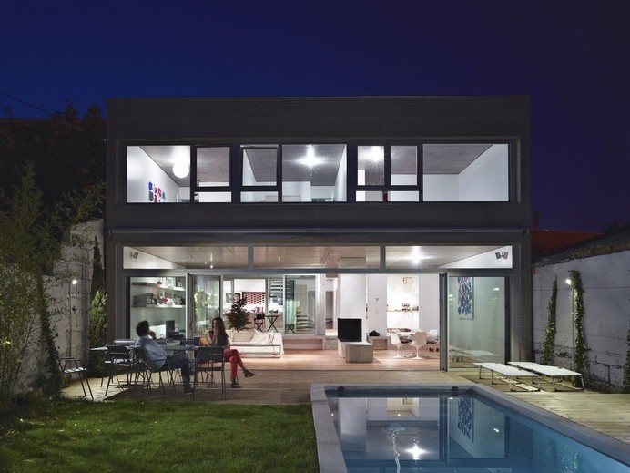 Filter Between Busy Street and Quiet Garden: Ecole Normale House in Bordeaux #architecture