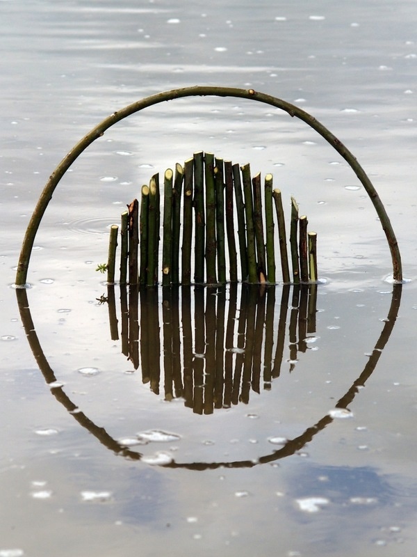 CJWHO ™ (Landart by Ludovic Fesson Using the water...) #sculpture #water #installation #art #reflection #landart #clever