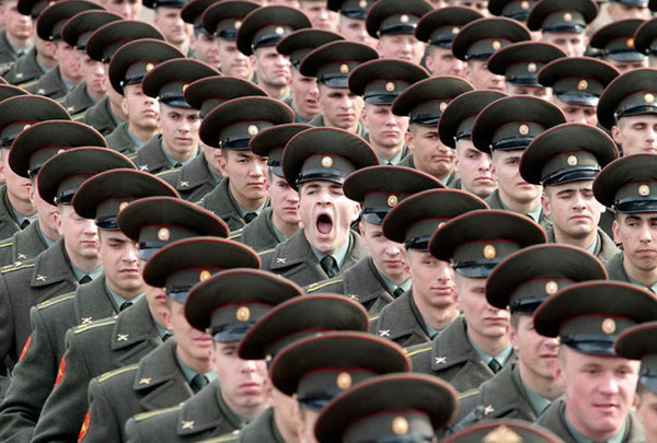 soldier yawning perfect timing #pattern #formation #soldier #repeat #step #yawn #and