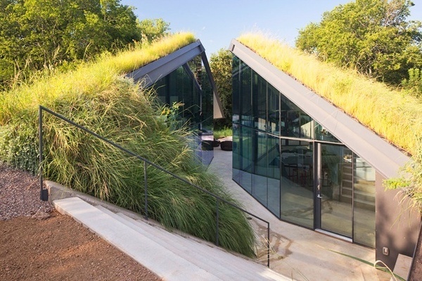 A FEW STEPS BELOW GROUND: EDGELAND RESIDENCE BY BERCY CHEN STUDIO #architecture
