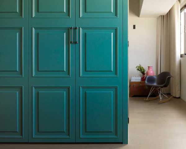 Minimally Designed Apartment With Punches of Color Photo #interior #design #decor #deco #decoration