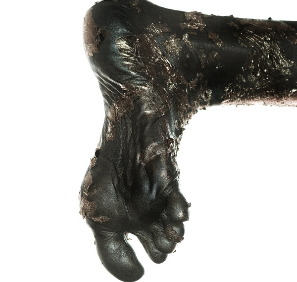 Creative and Artistic Body Parts Photograps by Peter Sebastian #leg #photography #hand #gold