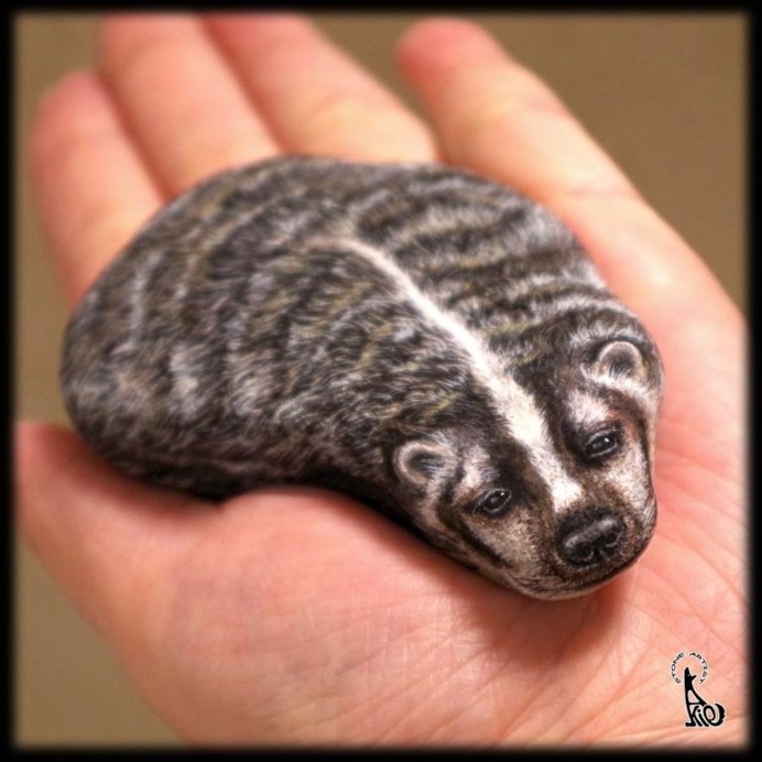Realistic and Detailed Animal Paintings on Stones by Akie Nakata