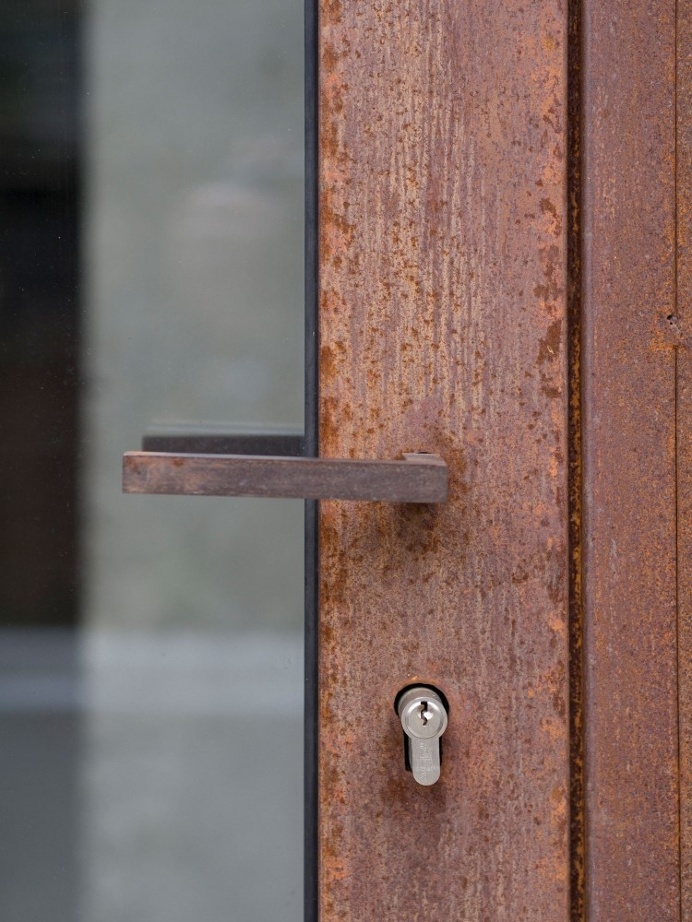 Rusted door handle. Ingersoll Road by McLaren.Excell. © Nick Guttridge. #industrial #doorhandle #weatheringsteel