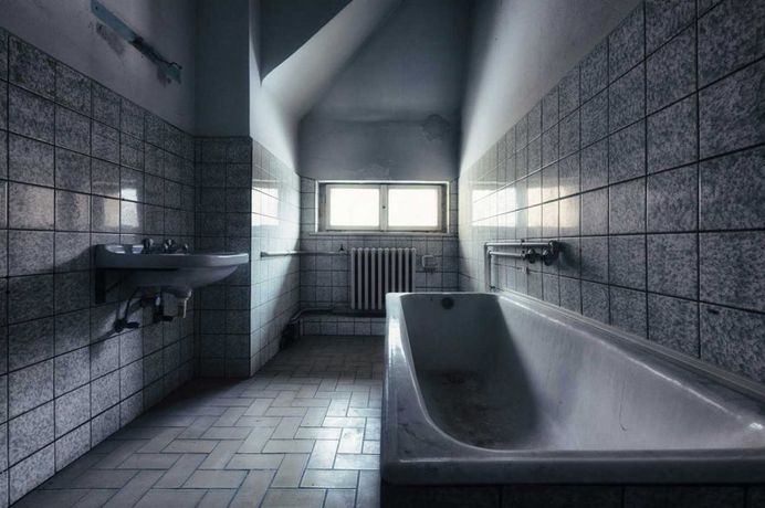 Decaying Bathrooms: Abandoned Photography by Ralph Graef