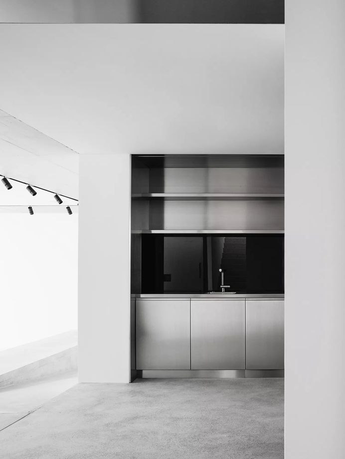 House for an Art Collector by Think Architecture