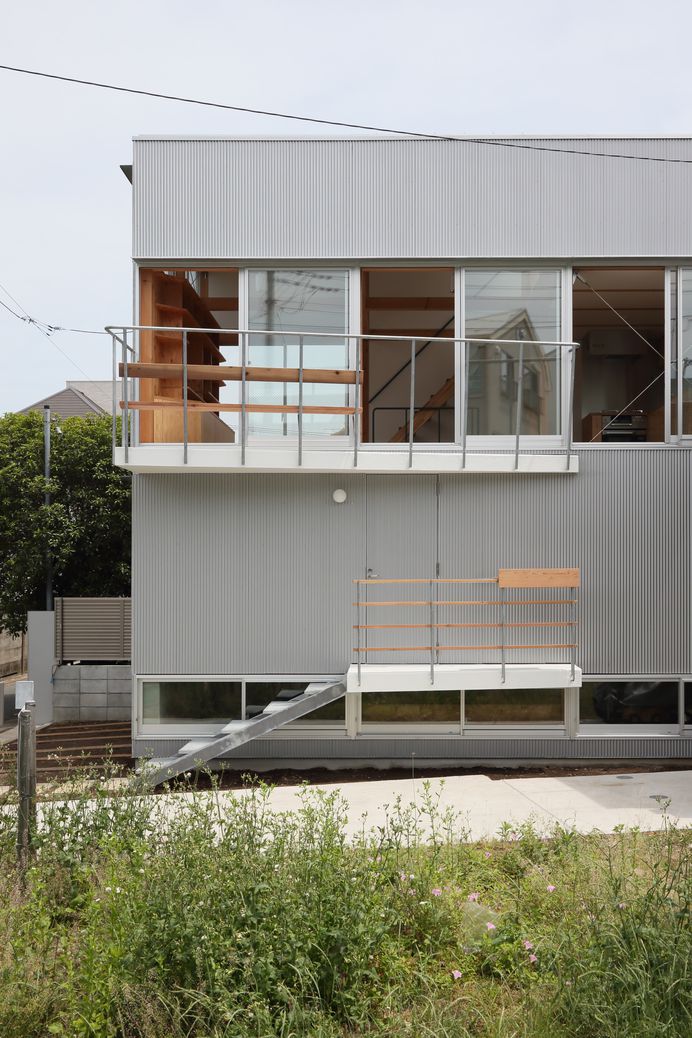 House in Kamikeindai by Tsubame Architects