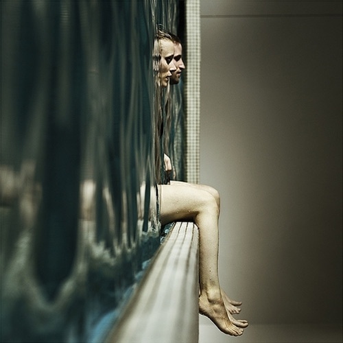 88 Brilliant Examples of Forced Perspective Photography | Inspiration | instantShift #pool #portrait #water
