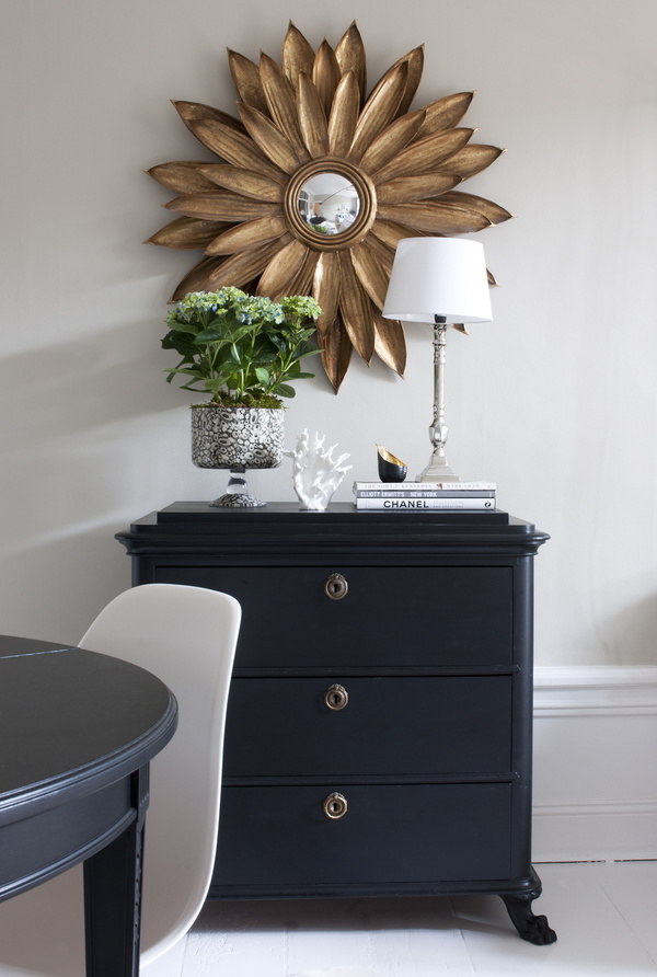 På den svarta byrån står en kruka med snäckmotiv av den amerikanska inredaren John Derian, från K #interior #design #decor #deco #decoration
