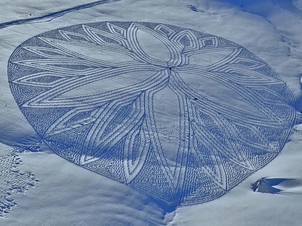 Land art by Simon Beck #3d #his #france #each #pai #snow #is #there #the #it #creating #and #art #when #artis #winter