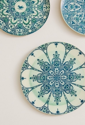 jenny+wolfe+interiors+cococozy++wall+decor+decorateve+plates.jpg (JPEG Image, 437x640 pixels) #interior #pattern #plates