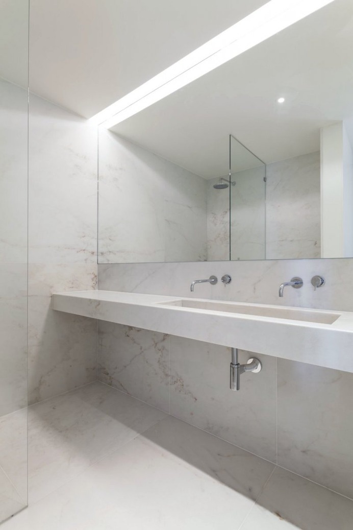 Marble wet room. Apartment MR by PHDD Arquitectos. © Francisco Nogueira. #bathroom