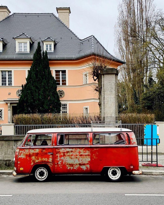 #facadesandcars: Stunning Street Photography by Gregor Klar