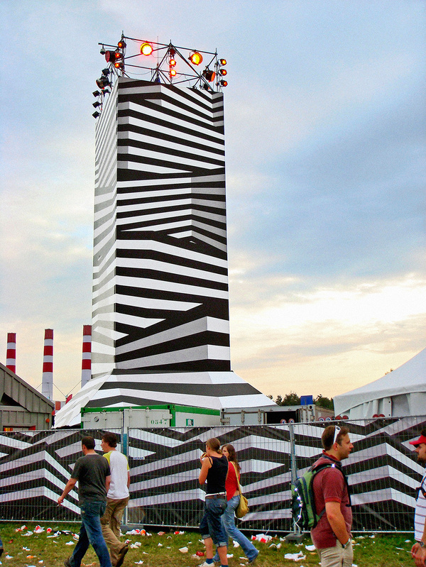 Dazzle rocket at Lowlands Music Festival in The Netherlands, designed by Experimental Jetset (2003, realised 2007).Supergraphics – Transfo #realised #lowlands #festival #netherlands #experimental #2003 #dazzle #supergraphics #rocket #transfo #2007 #designed #music #jetset