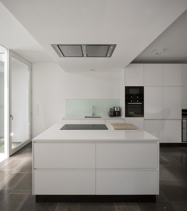 Casa 103 is a minimalist house located in Algarve, Portugal, designed by Ultramarino. The residence is located in a historical center of a f #modern #design #minimalism #minimal #leibal #minimalist