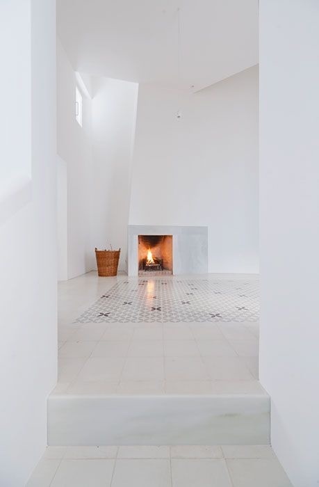 White living room. Casa Voltes. Photo by Lorenzo KÃ rÃ sz. #livingroom#minimal